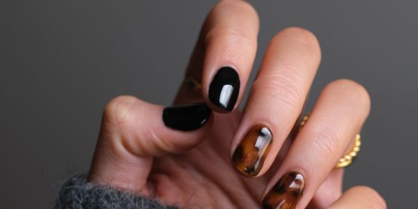 Le secret des ongles résistants : la manucure régulière !