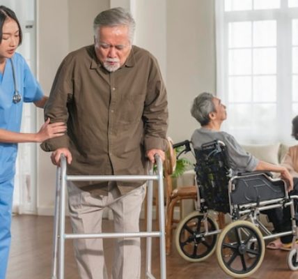 Maison de retraite à Toulon : les questions à poser avant de choisir