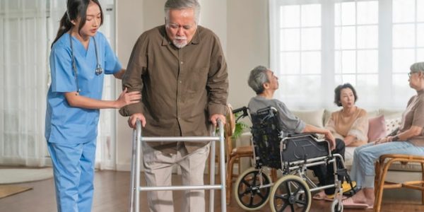 Maison de retraite à Toulon : les questions à poser avant de choisir