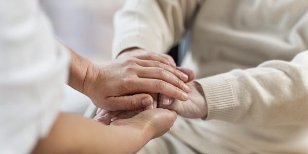 Comment l’aide à domicile soulage les aidants familiaux au quotidien ?