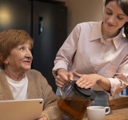Maintien à domicile des seniors : le rôle essentiel de l’aide à domicile