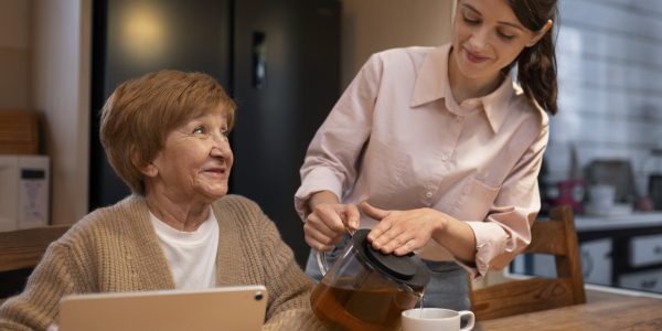 Maintien à domicile des seniors : le rôle essentiel de l’aide à domicile